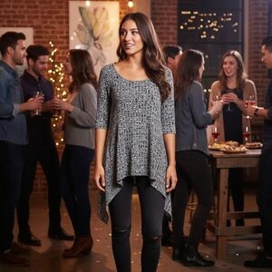 RUE 21 BLACK AND WHITE VARIEGATED KNIT SHARK BITE HEM TOP SIZE  M